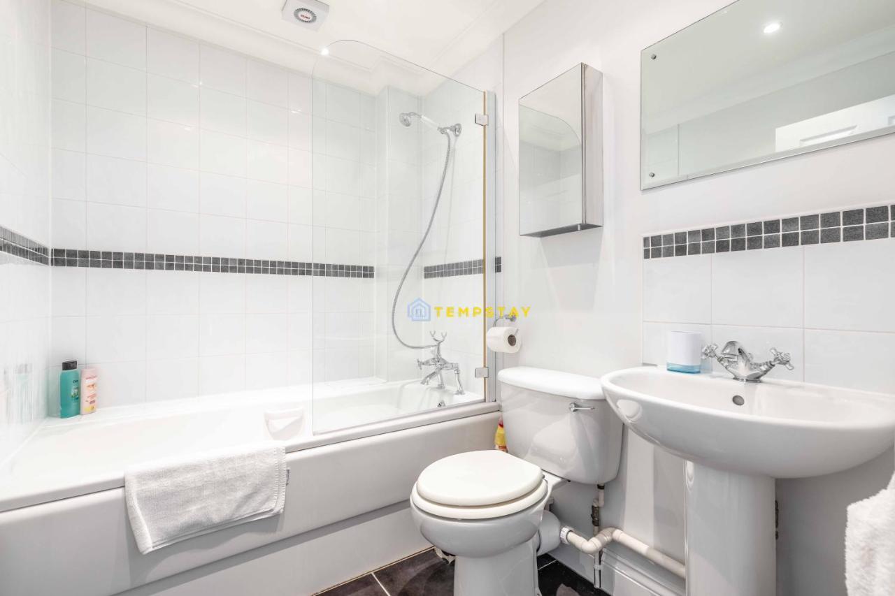 Perfect Spot In Central Windsor & Free Parking! Exteriör bild